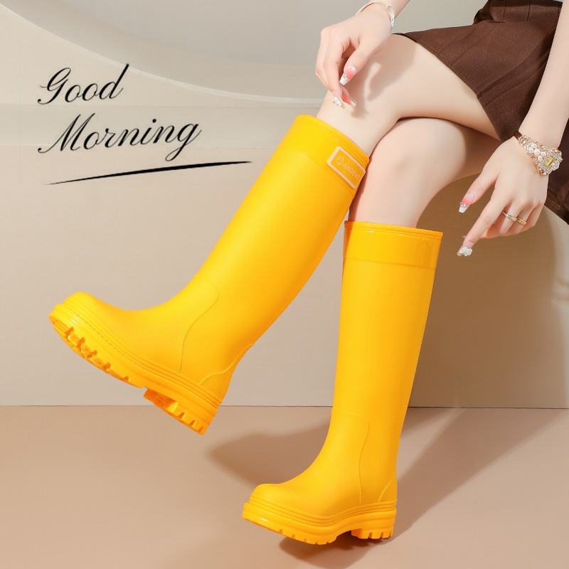 30dbe9af-04d4-49c0-93a8-203a0ccf1bd7_bottes-de-pluie-hautes-en-PVC-jaunes-pour-femmes-bottes-de-travail-de-cuisine-à-l'usage-domestique-antidérapantes-et-imperméables.jpg