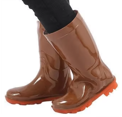 94864b81-d51a-4dbf-be62-efed053f0847_bottes_de_jardin_en_PVC_resistantes_à_l'eau_et_à_l_haleine,_brunes_et_brillantes,_avec_sole_robuste_orange.png