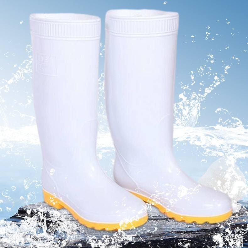 Bottes de pluie en PVC vs bottes de pluie en caoutchouc : quel matériau répond le mieux à vos besoins ?
