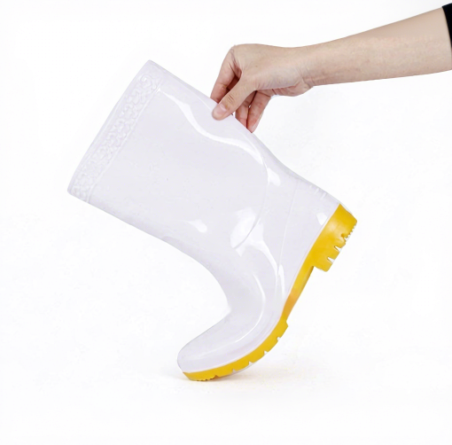 Quel type de chaussure convient le mieux pour travailler en présence de produits chimiques ?